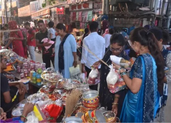 करवाचौथ की तैयारियों में डूबा काशीपुर, बाजारों में उमड़ी महिलाओं की भीड़