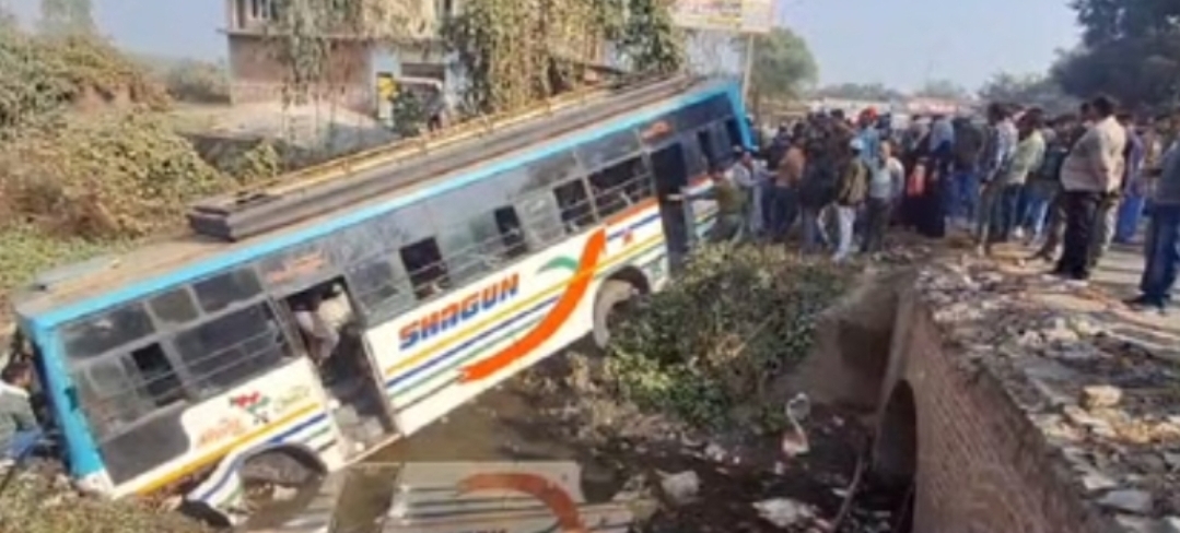 अफजलगढ़ मोड़ पर बड़ा हादसा, नचना नदी की पुलिया में गिरी बस, 20-25 यात्री घायल