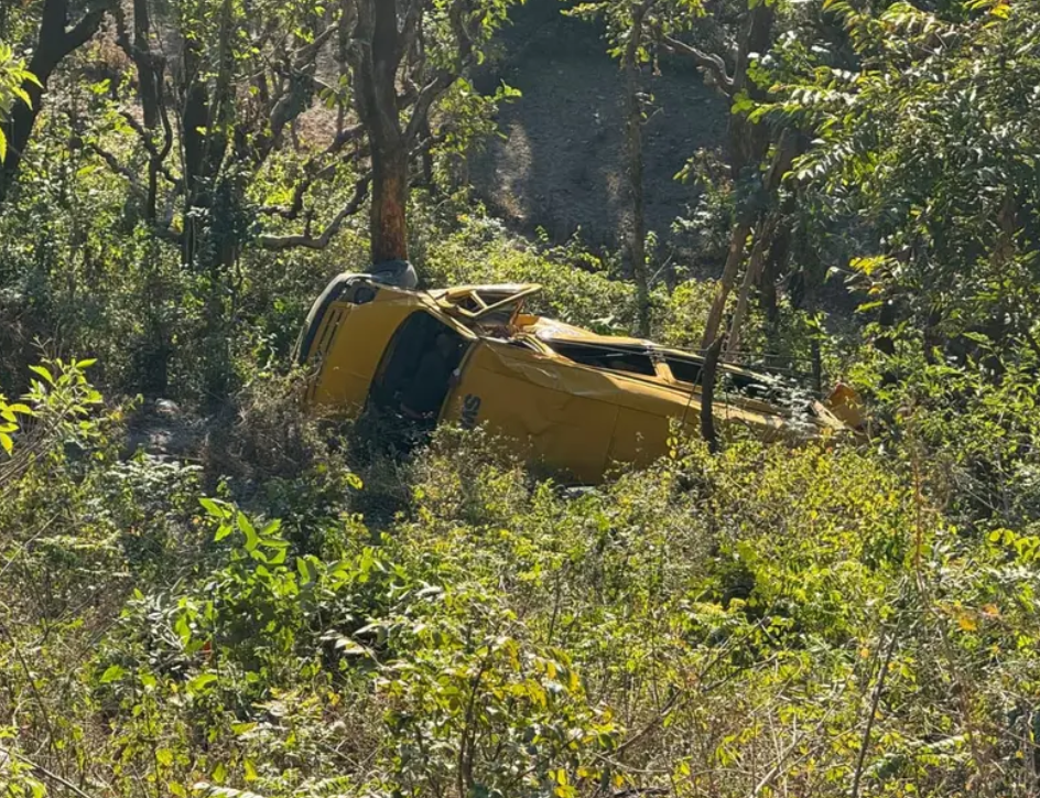 बड़ा हादसा टला — ड्राइवर की लापरवाही से 100 मीटर गहरी खाई में गिरी स्कूल बस, छात्रों की सूझबूझ ने बचाई जान