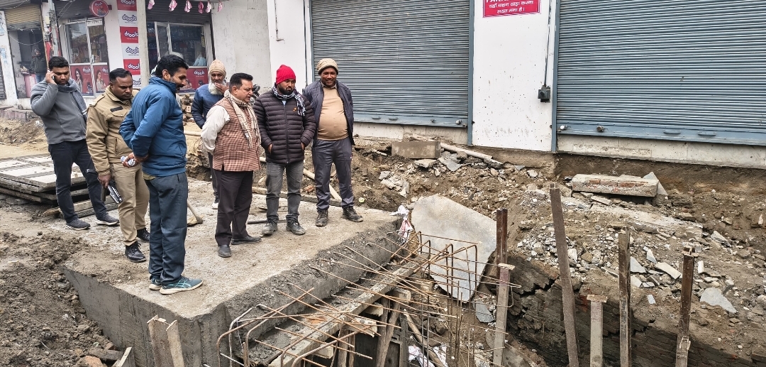 काशीपुर – मझरा रोड पर बन रही माइनर का महापौर ने किया निरीक्षण