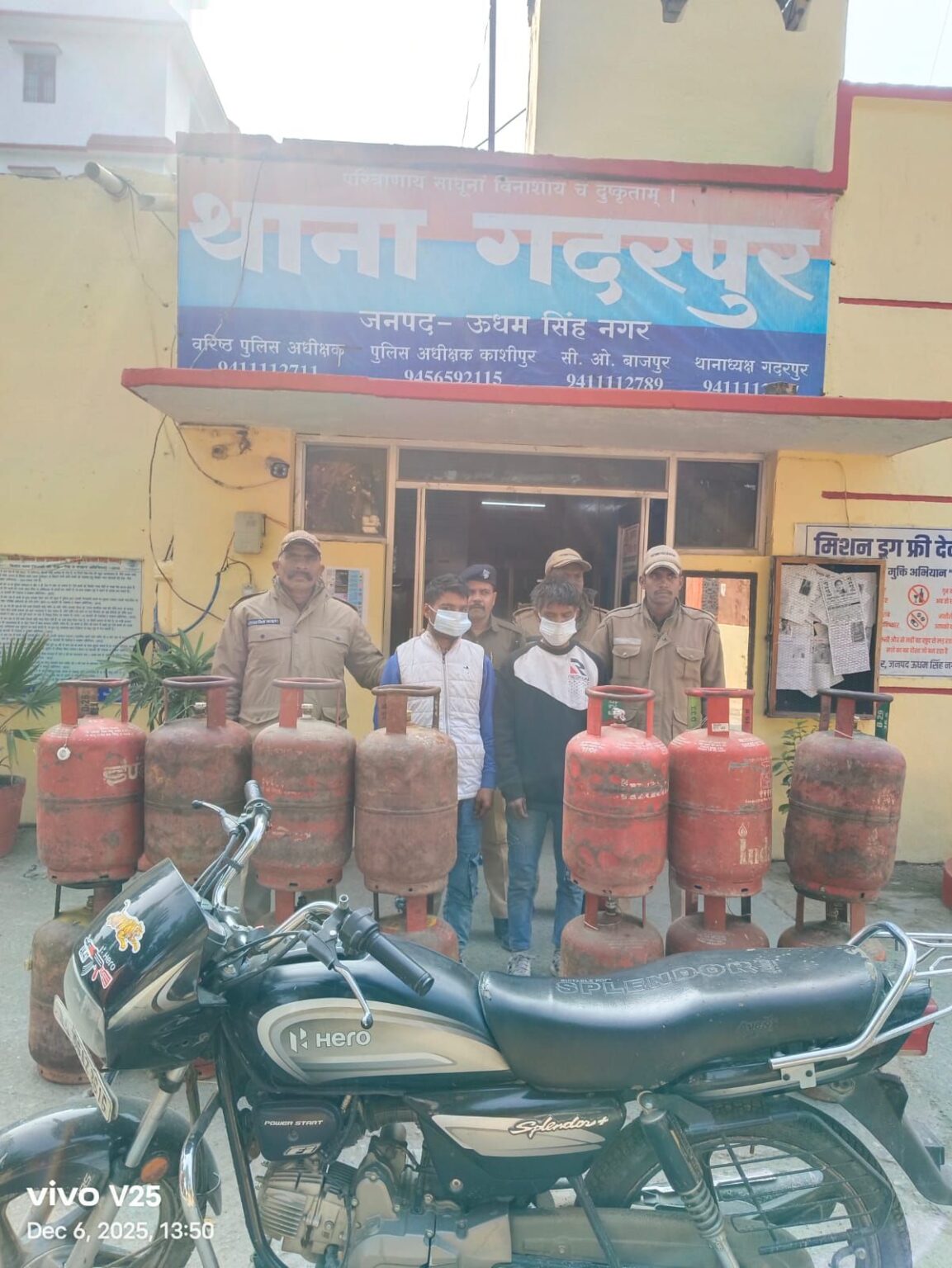 रात में गैस सिलेंडर चुराते थे, दिन में बेच देते — पुलिस ने दो को दबोचा