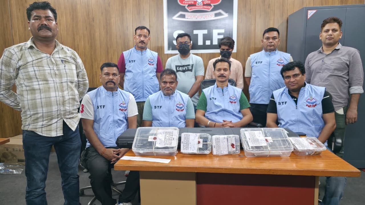 काशीपुर फर्जी शस्त्र लाइसेंस मामले में STF की बड़ी कार्रवाई रुद्रपुर से 2 आरोपी गिरफ्तार, भारी मात्रा में अवैध हथियार बरामद