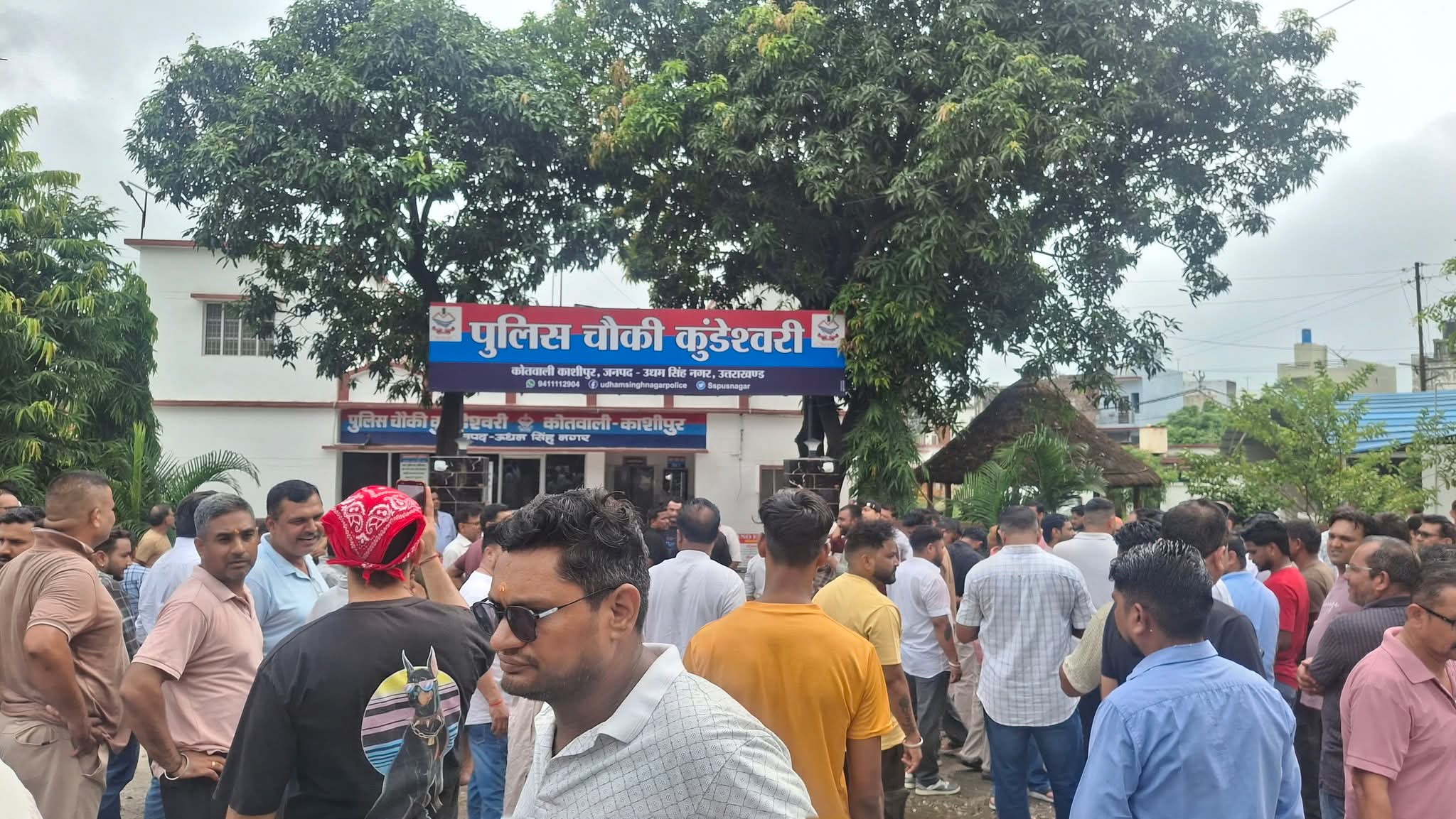 काशीपुर/कुंडेश्वरी – व्यापारियों के विरोध के बाद पुलिस का आश्वासन, शाम 4 बजे तक आरोपियों की गिरफ्तारी का दावा