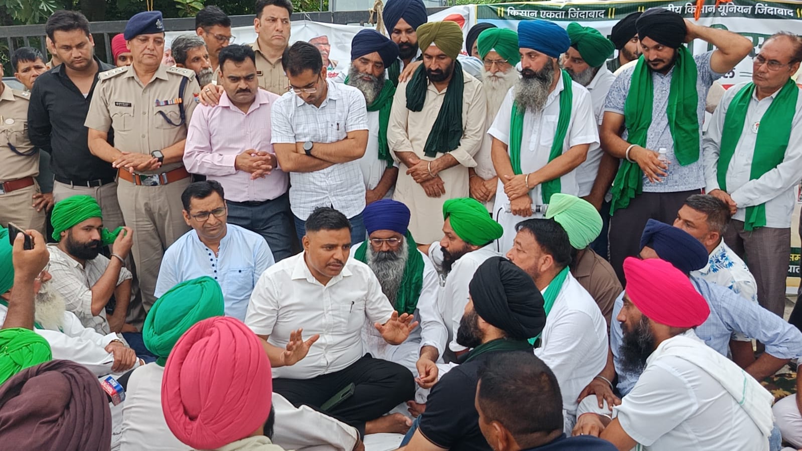 रुद्रपुर – किसानों से संवाद करने धरना स्थल पहुंचे अपर जिलाधिकारी, मांगों पर हुई विस्तृत चर्चा