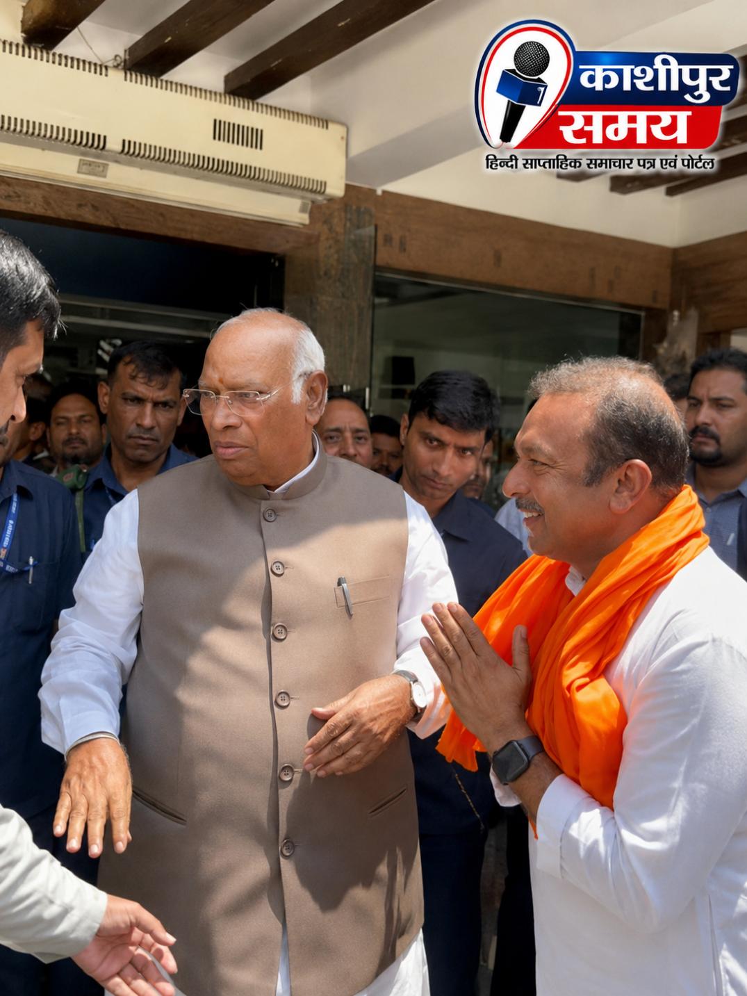 कांग्रेस के राष्ट्रीय अध्यक्ष मल्लिकार्जुन खरगे से मिले संदीप सहगल, गमछा पहनाकर किया सम्मान; काशीपुर कांग्रेस में चर्चाएं तेज